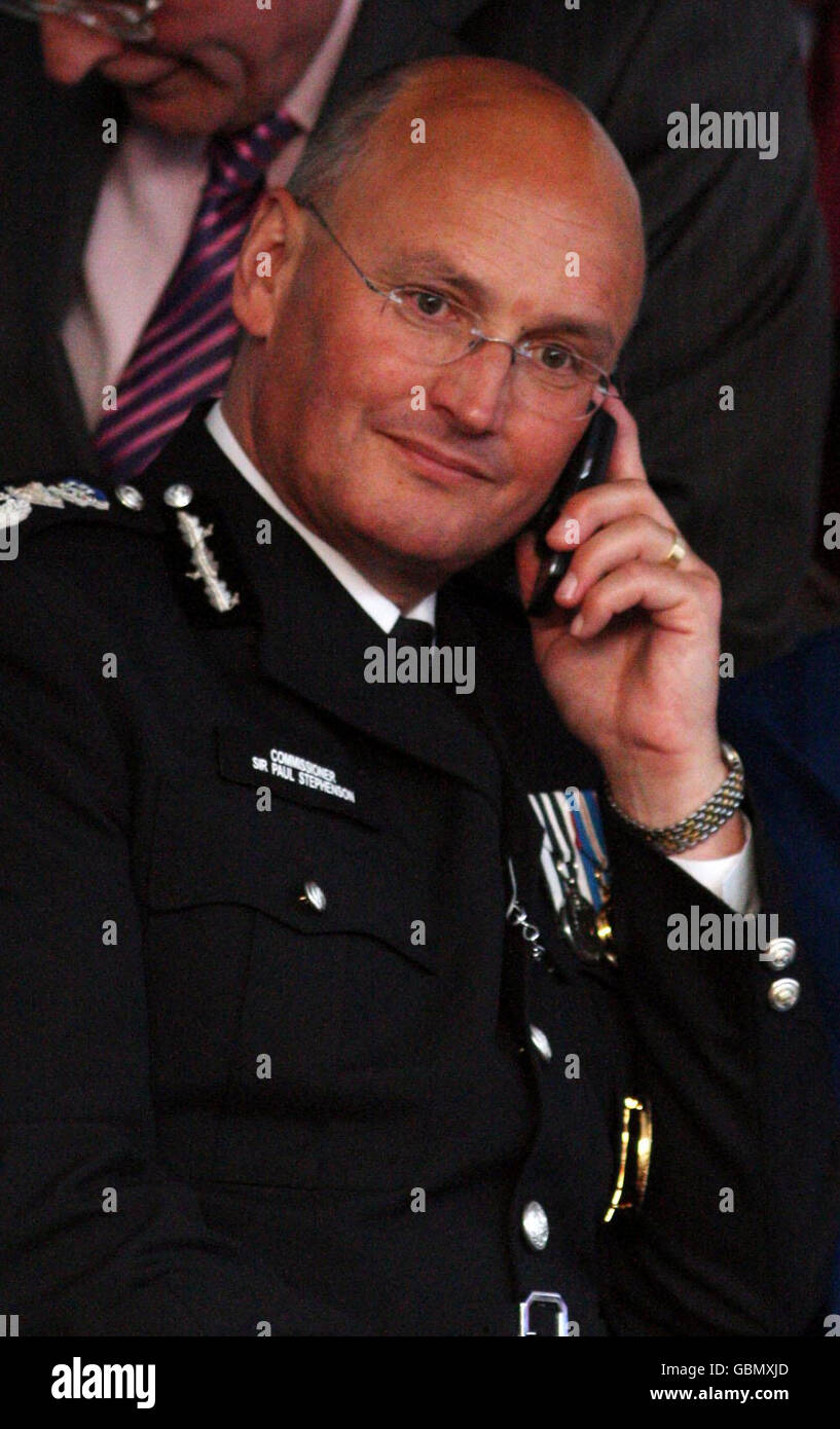 Sir Paul Stephenson, commissaire de police métropolitaine, au Windsor Castle Royal Tattoo, dans le Berkshire. Banque D'Images