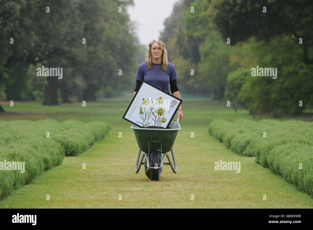 Jules Hayward, horticulteur de Kew Gardens dans le sud-ouest de Londres, porte dans une brouette une version bosse de l'un des timbres de première classe de l'émission de timbres sur les nouvelles plantes du Royal Mail, qui sera en vente le mardi 19 mai. Banque D'Images