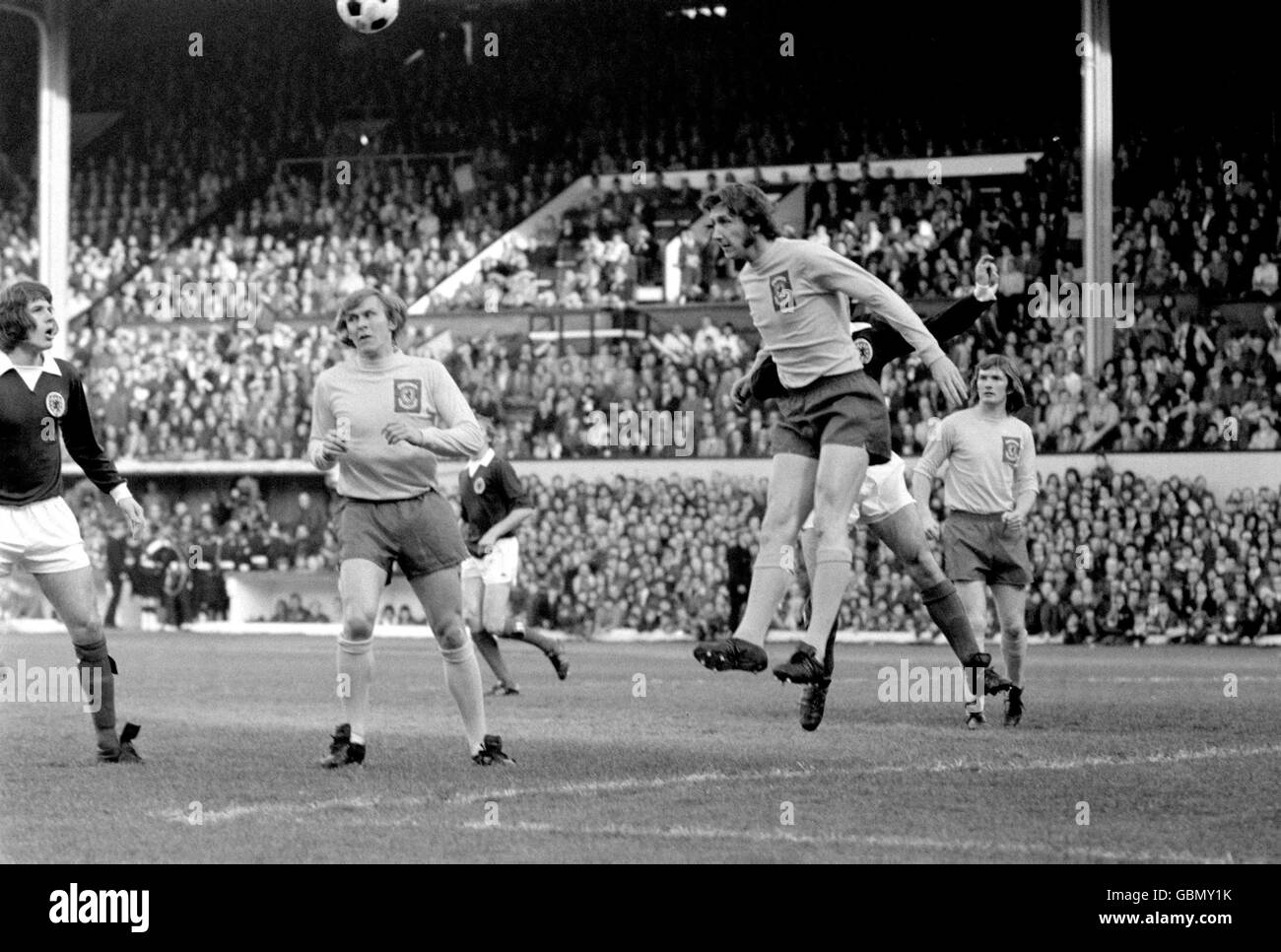 Soccer - Championnat international de football - Écosse / pays de Galles.Rod Thomas (r) de Wales s'éloigne de Jim Holton (l) d'Écosse en tant que coéquipier John Roberts (c) regarde Banque D'Images