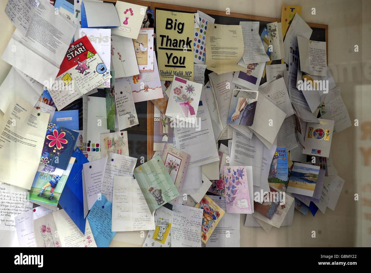 Le bureau de circonscription du député de Dewsbury et le ministre de la Justice, Shahid Malik, ont suspendu leurs travaux, ce qui porte de nombreuses lettres et cartes remerciant leur député de ses efforts. Banque D'Images
