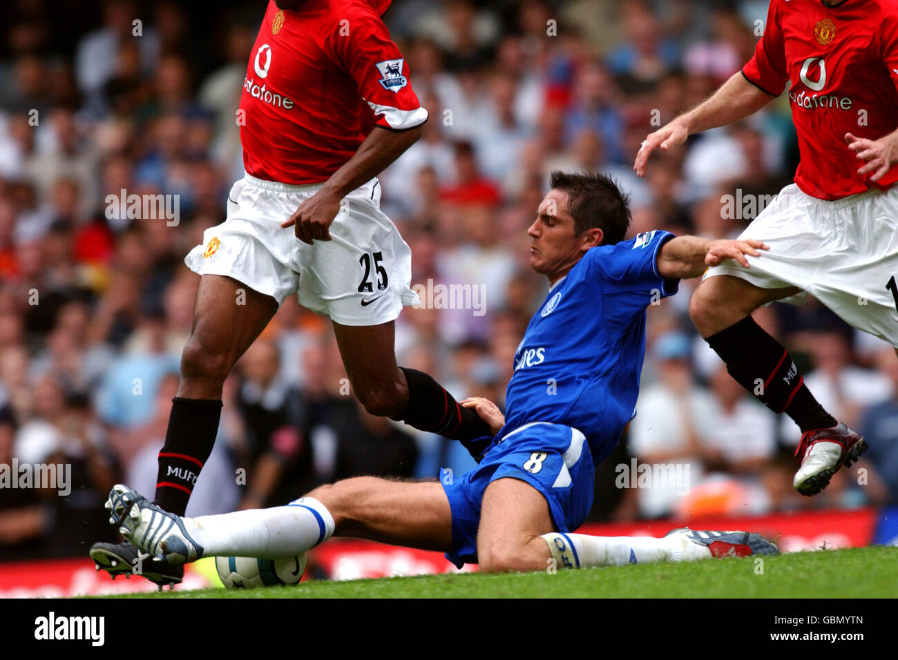 Football - FA Barclays Premiership - Chelsea / Manchester United. Frank Lampard, de Chelsea, est confronté à un défi Banque D'Images