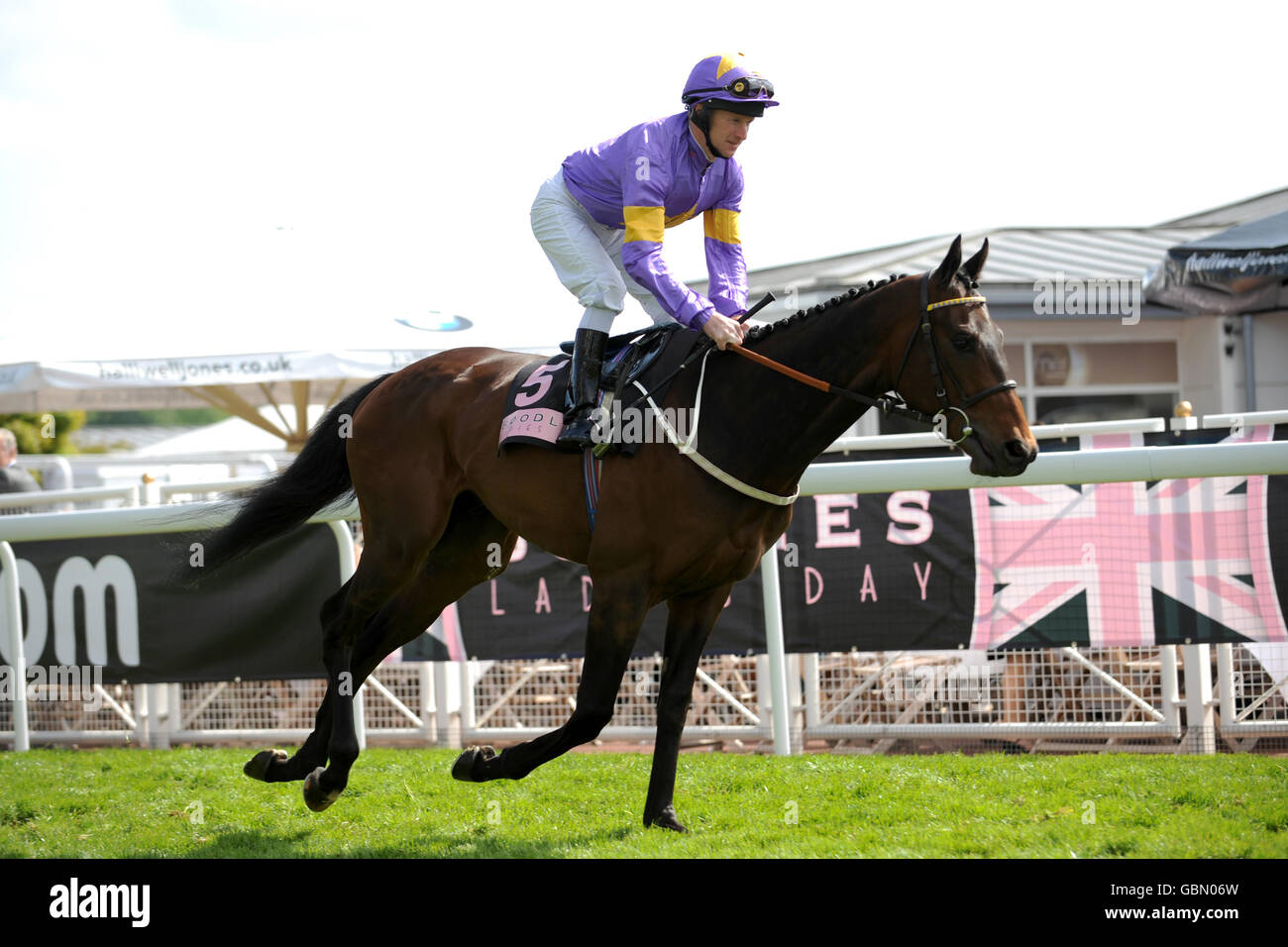 Courses hippiques - Festival de mai - deuxième jour - Hippodrome de Chester.Jockey Joe Fanning va poster sur Tartan Gunna pour le handicap d'Eternity de diamant de Bootles Banque D'Images