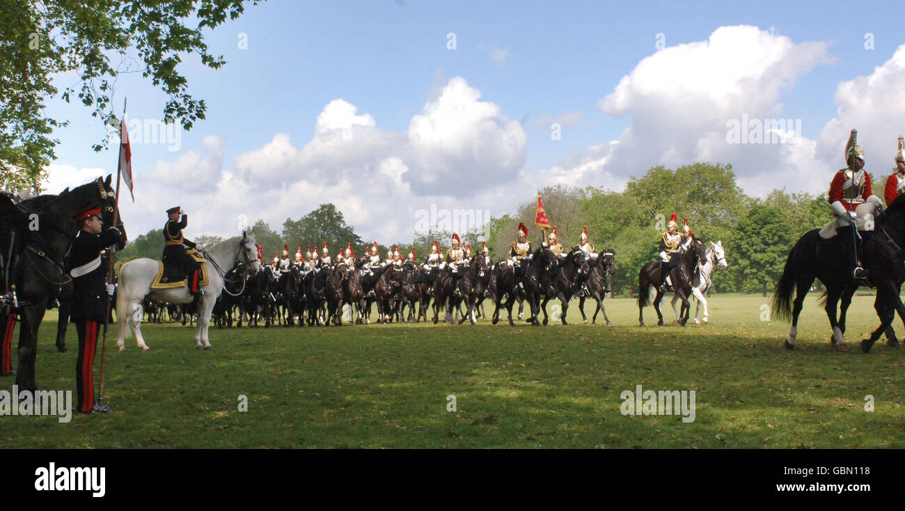 Le major-général William Cubitt, commandant de la Division des ménages, effectue son examen du Régiment à cheval de Cavalerie de la maison, à Hyde Park, dans le centre de Londres. Banque D'Images