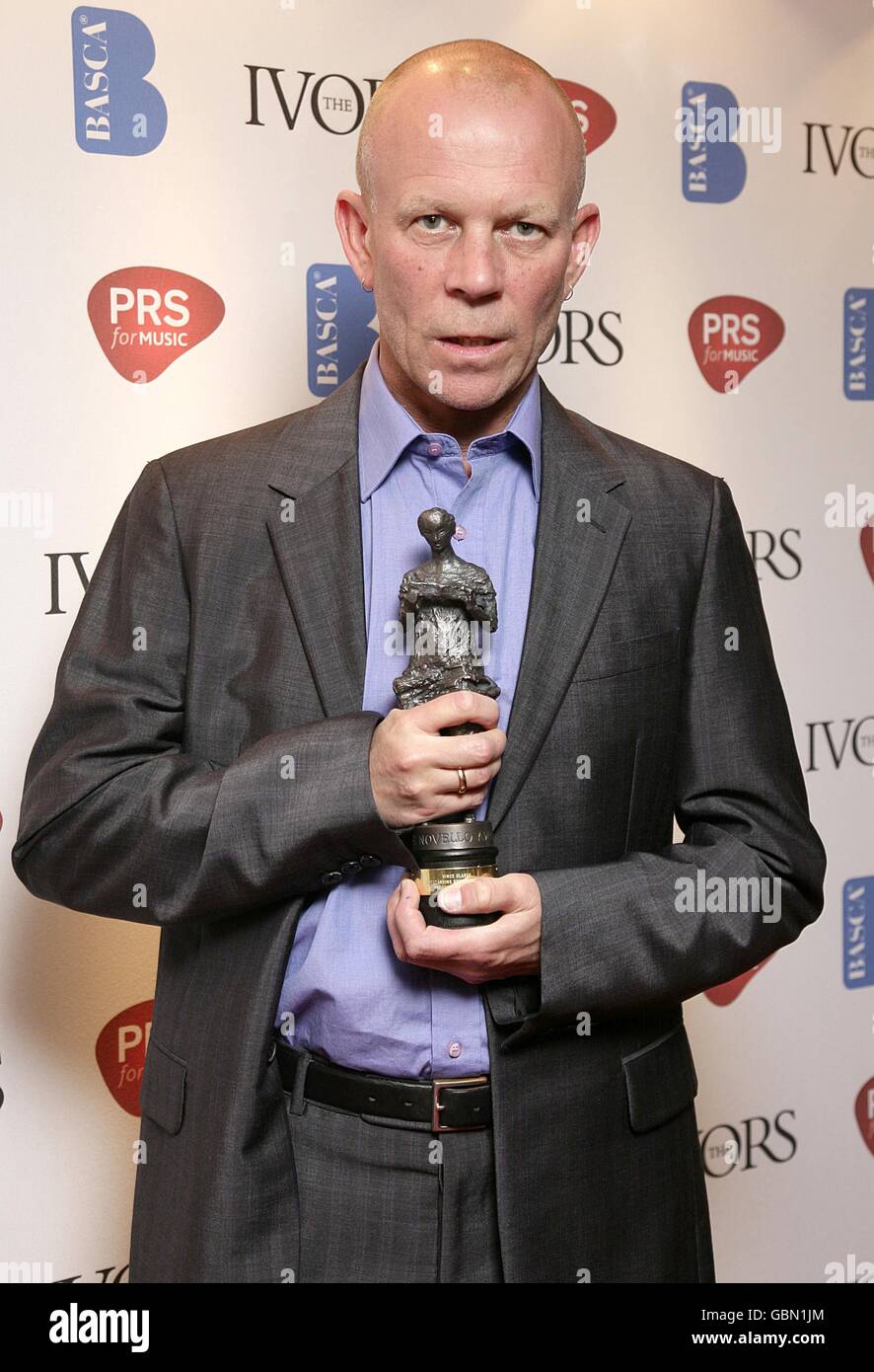 Vince Clarke d'Erasure avec le prix pour la collection de chansons exceptionnelle, lors du 54ème Ivor Novello Awards à la Grosvenor House, Park Lane Londres. Banque D'Images