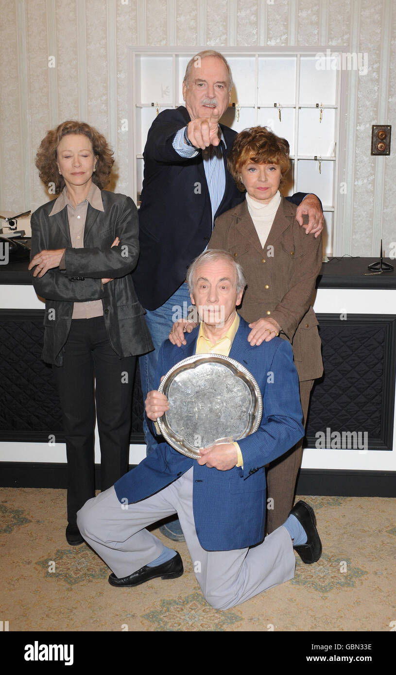 Connie Booth (à gauche), John Cleese, Prunella Scales et Andrew Sachs (devant) sont vus à Londres pour promouvoir deux offres spéciales Fawlty Towers créées pour commémorer l'anniversaire de Fawlty Towers de 30 ans. Banque D'Images