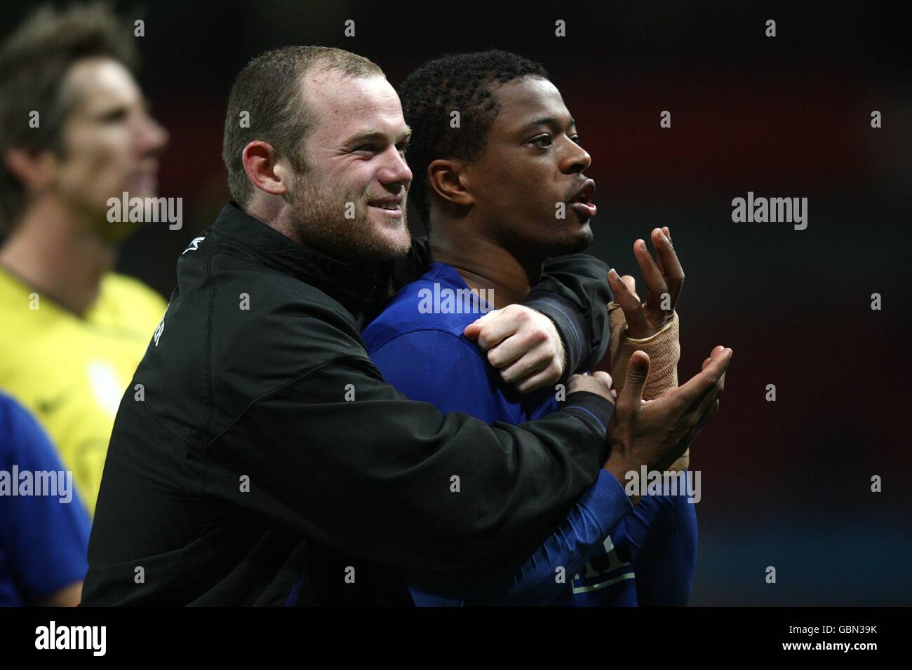 Wayne Rooney (à gauche) de Manchester United et Patrice Evra célèbrent après le sifflet final Banque D'Images