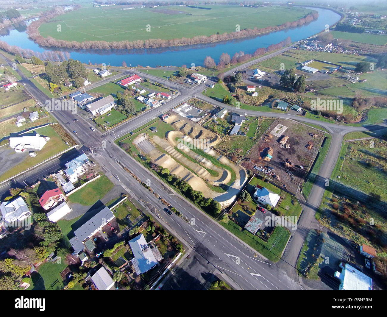 Kaitangata, et Clutha River, près de Balclutha, Clutha District, au sud de l'Otago, île du Sud, Nouvelle-Zélande - Antenne de drone Banque D'Images