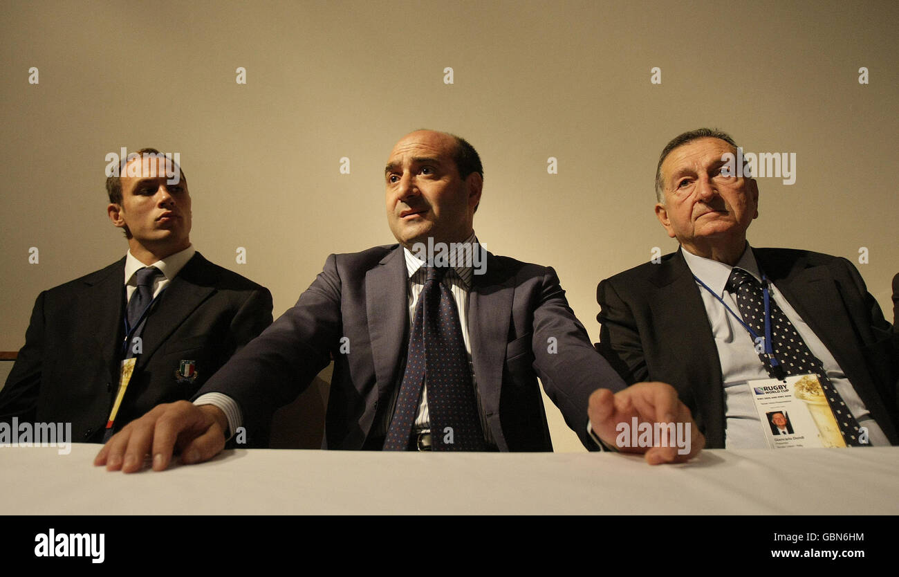 Sergio Parisse, le ministre italien des sports Rocco Crimi et le président de la Fédération italienne de rugby Giancarlo Dondi s'expriment auprès des médias lors de la présentation d'appel d'offres de la coupe du monde de rugby 2015/2019 au Royal College of Physicians of Ireland, à Dublin. Banque D'Images