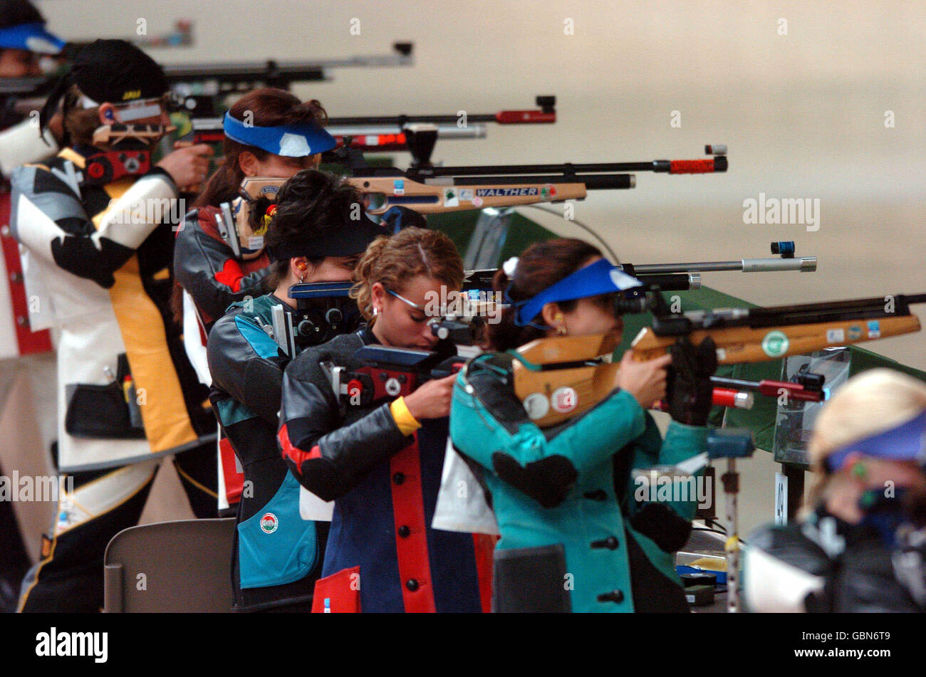 Tir - Jeux Olympiques d'Athènes 2004 - fusil à air 10 m pour femmes - entraînement.Entraînement pour carabine à air comprimé de 10 m pour femme Banque D'Images