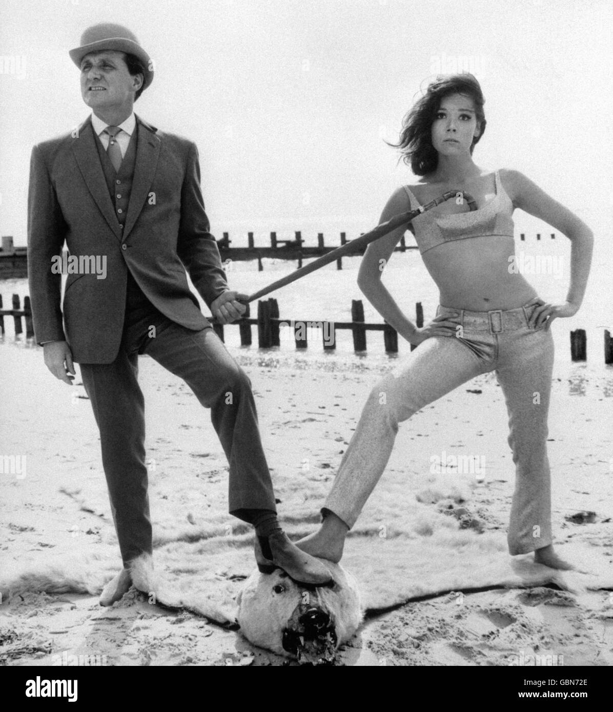 (G-D) Patrick Macnee, qui joue John Steed, et Diana Rigg, qui joue Emma Peel Banque D'Images