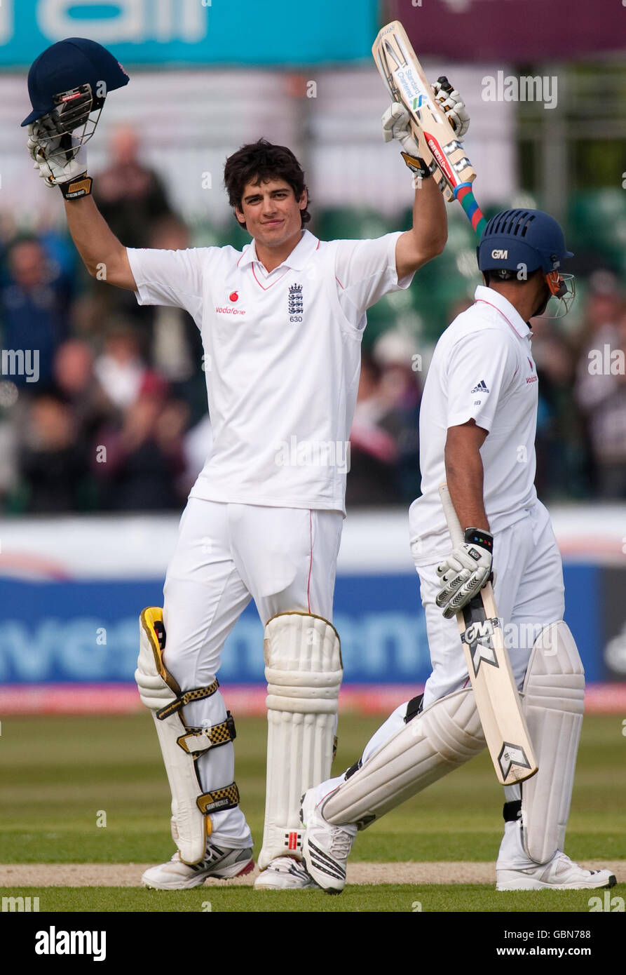 Alastair Cook, de l'Angleterre, salue la foule après avoir atteint son siècle lors du deuxième match de npower Test au Riverside, Chester-le-Street, Durham. Banque D'Images