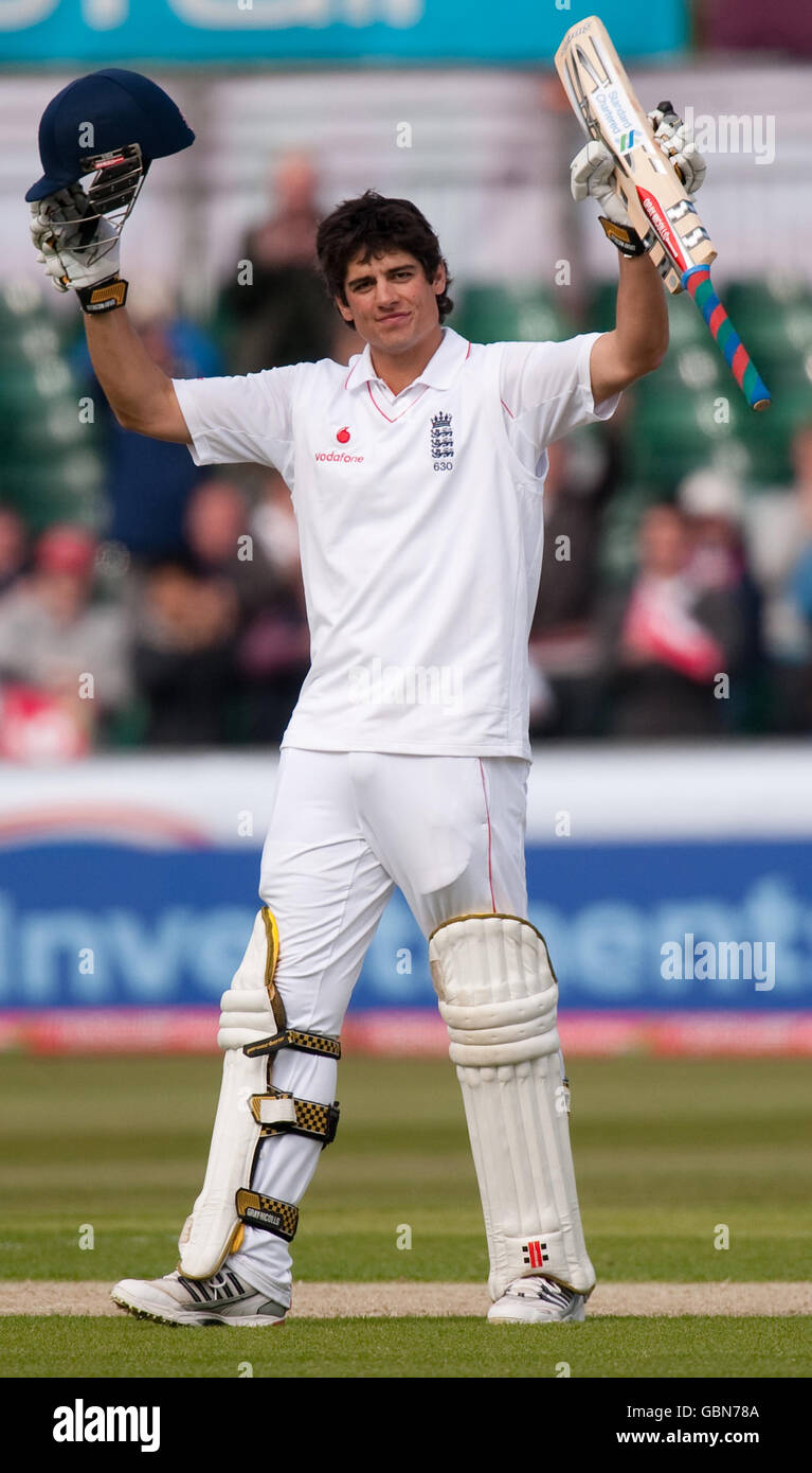 Alastair Cook, de l'Angleterre, salue la foule après avoir atteint son siècle lors du deuxième match de npower Test au Riverside, Chester-le-Street, Durham. Banque D'Images