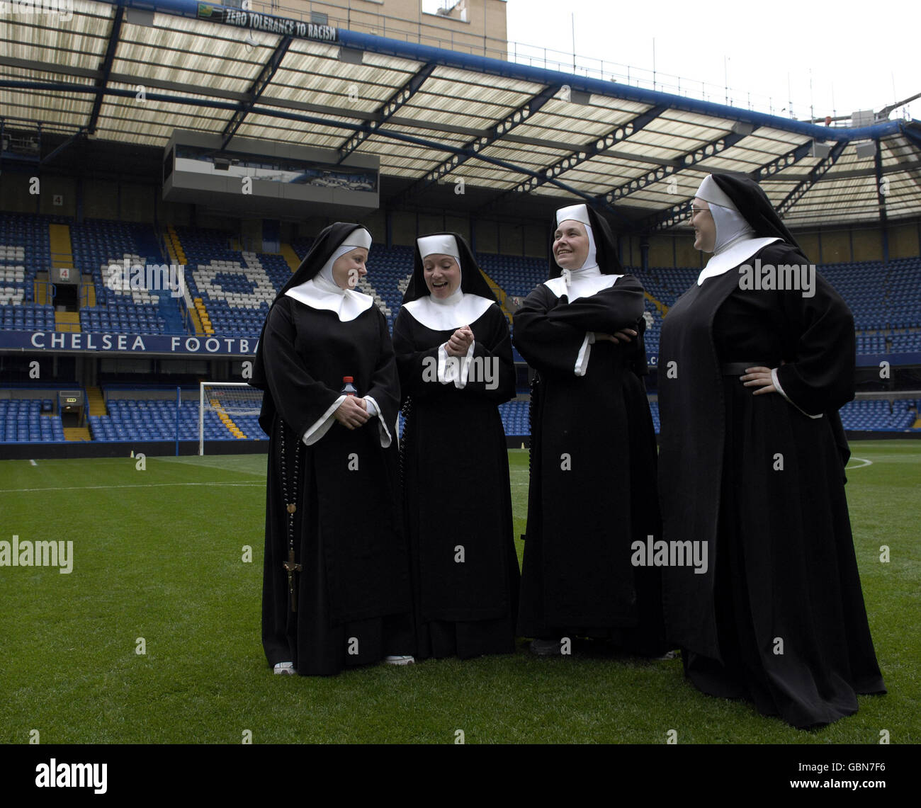 Les membres de la troupe de Sister Act: The musical, vêtu comme nonnes, attendent une session d'entraînement avec le directeur de Chelsea Guus Hiddink au stade Stamford Bridge à Londres. Banque D'Images