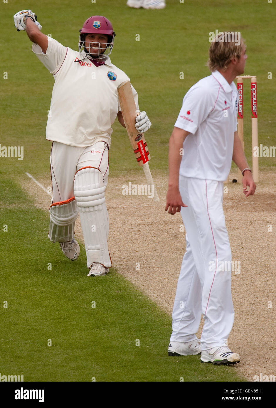 Ramnaresh Sarwan (à gauche) des Antilles célèbre son siècle lors du deuxième match de npower Test au Riverside, Chester-le-Street, Durham. Banque D'Images