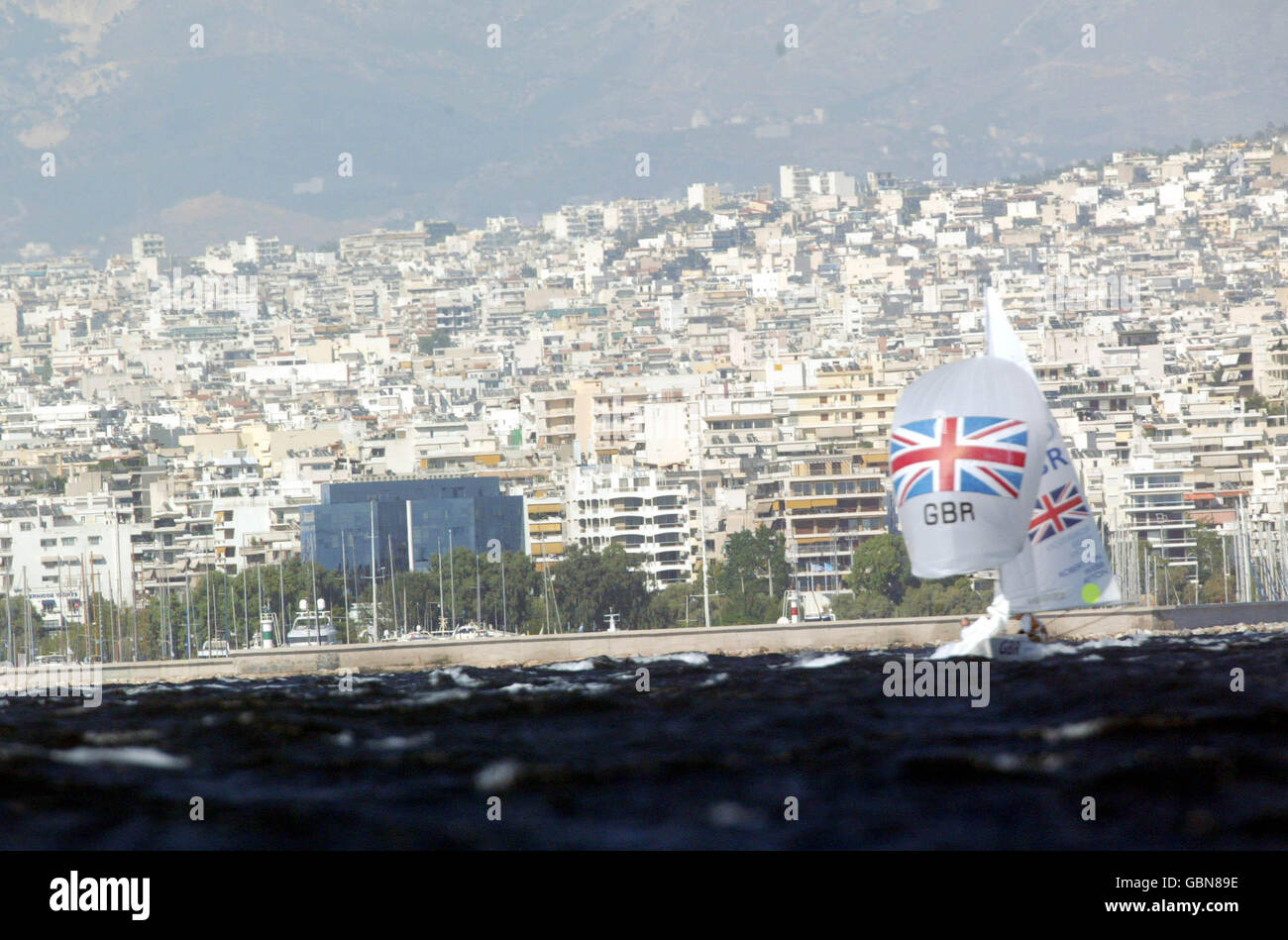 Shirley Robertson, Sarah Webb et Sarah Ayton, en Grande-Bretagne, se dirigent vers la ligne d'arrivée dans le Women's Keelboat Ynling Banque D'Images