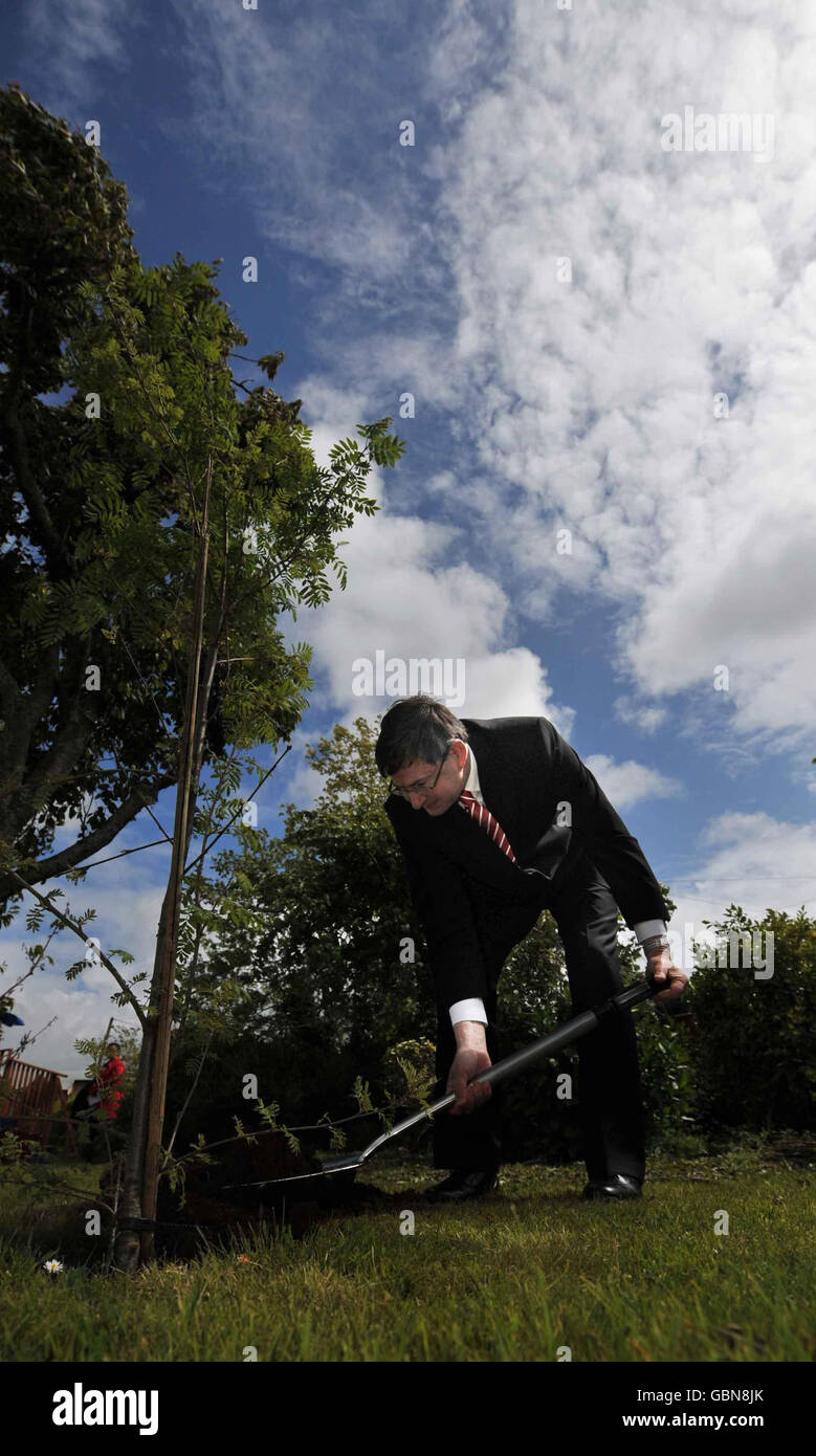 Eamon O'Cuiv, ministre des Affaires communautaires, rurales et de Gaeltacht, plante un arbre rowan commémoratif au parc O'Donovan Rossa lors de la commémoration du jour commémoratif de la famine nationale à Skibbereen, Cork, hier. Banque D'Images