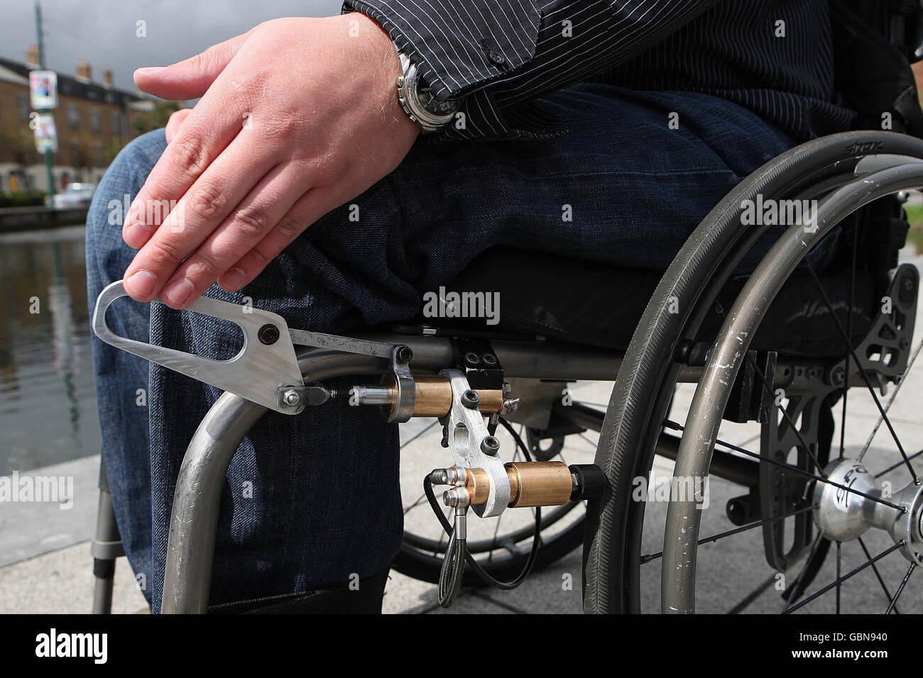 Noel Joyce, 29 ans, à Dublin avec son invention, un système de freinage de haute technologie appelé Ergo-Stop qui pourrait changer la vie de milliers de personnes handicapées en Irlande. Banque D'Images