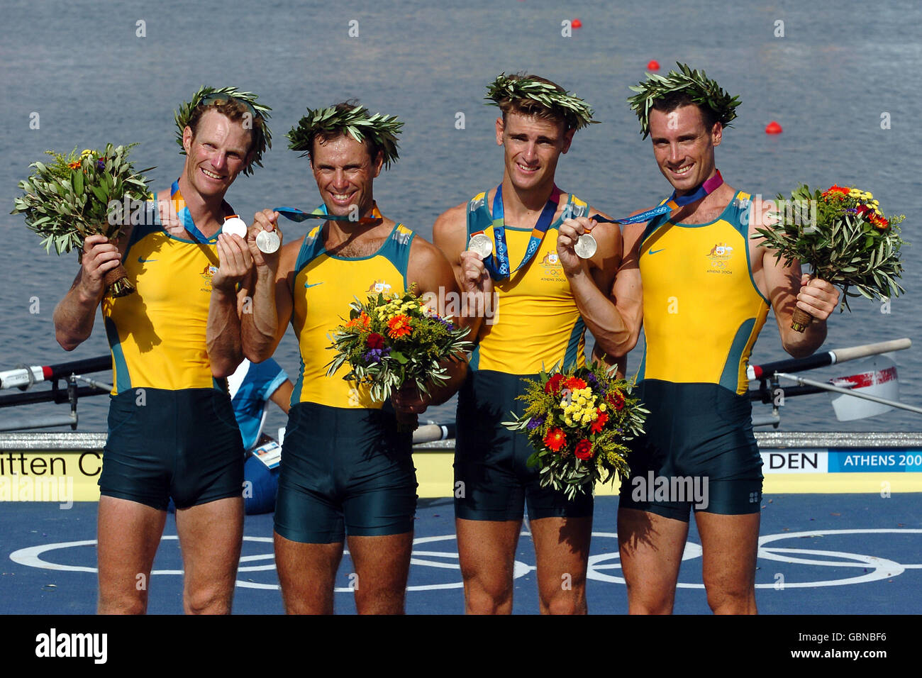 Aviron - Jeux Olympiques d'Athènes 2004 - les quatre hommes légers - finale.Glen Loftus, Anthony Edwards, Ben Cureton et Simon Burgess en Australie célèbrent avec leurs médailles d'argent Banque D'Images