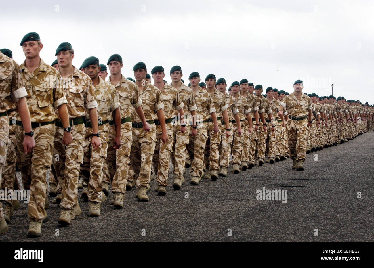 Les membres de 45 Commando Royal Marines, qui sont récemment revenus d'une tournée de service en Afghanistan, défilent à travers Arbroath lors d'un défilé de retour au pays. Banque D'Images
