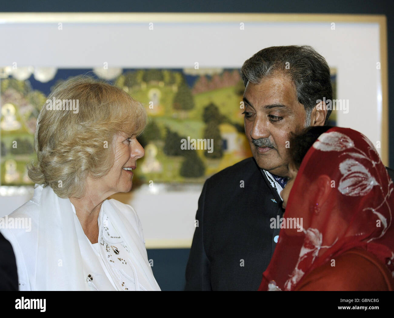 La duchesse de Cornouailles (à gauche) parle avec le Maharaja de Jodhpur Gaj Singh II (au centre) et son épouse le Maharani Hemlata Rajye (à droite) tout en assistant à l'ouverture de l'exposition jardin et Cosmos: Les peintures royales de Jodhpur au British Museum à Londres. Banque D'Images