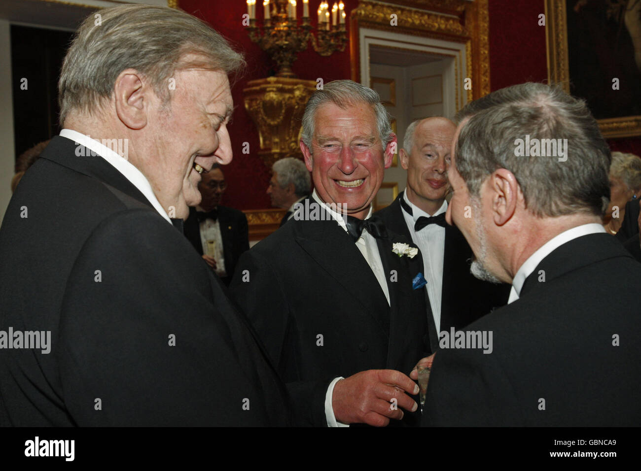 Le Prince Charles de Grande-Bretagne, le Prince de Galles (centre), s'entretient avec des invités non identifiés, lors d'une réception pour des prix Nobel et des experts en changement climatique, au Palais St James à Londres, Banque D'Images