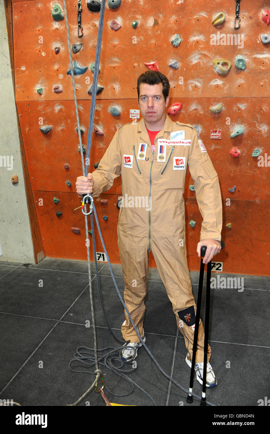 Le major Phil Packer de la Gendarmerie royale du Canada se prépare à monter le mur d'escalade au Westway Sports Center, à l'ouest de Londres. Il se prépare à son prochain grand défi, en montant la montagne El Capitan dans le parc national de Yosemite, aux États-Unis, en seulement deux semaines. Banque D'Images