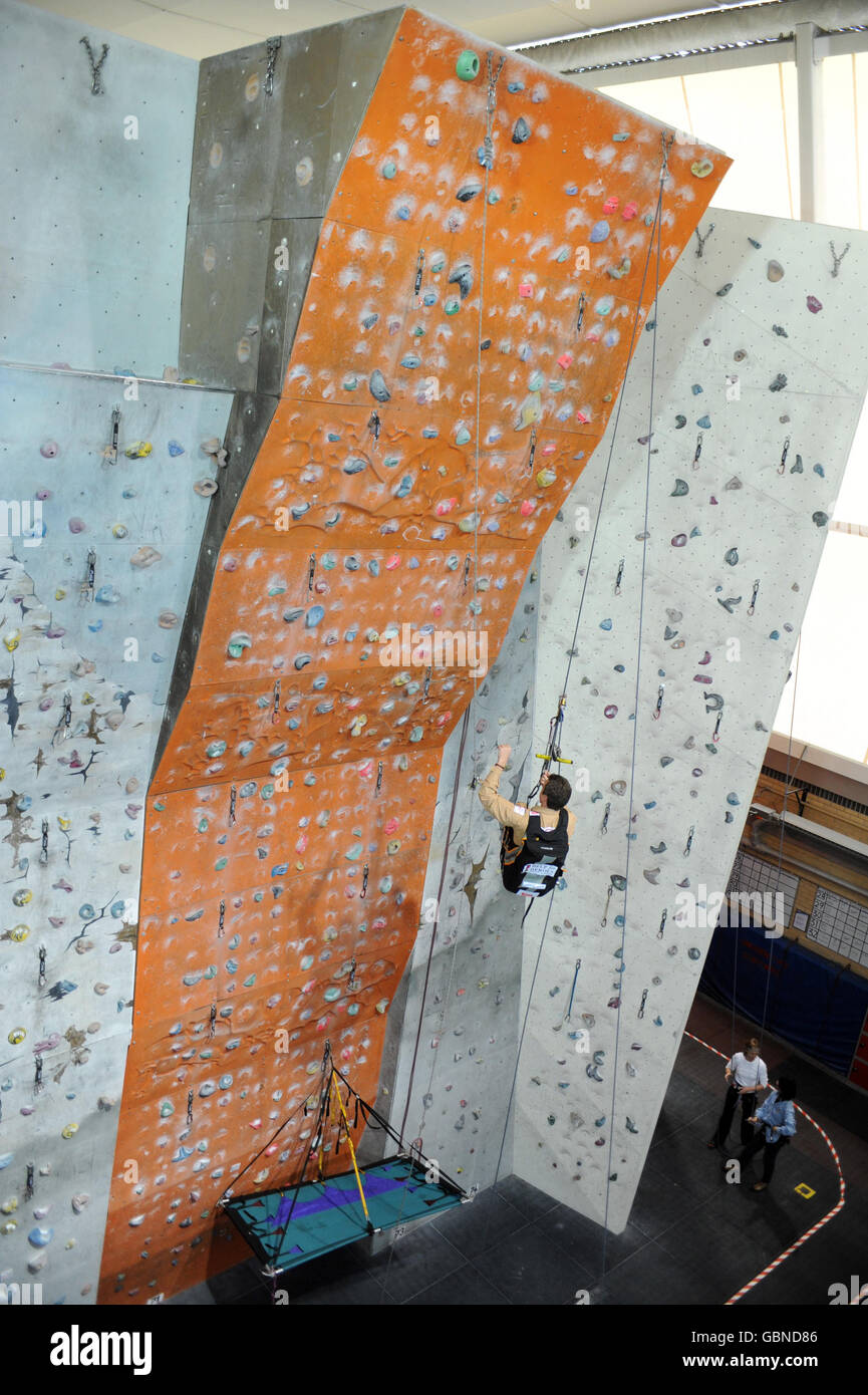 Le Major Phil Packer de la Royal Military police monte le mur d'escalade au Westway Sports Center à l'ouest de Londres où il a annoncé son prochain grand défi, en montant la montagne El Capitan dans le parc national de Yosemite, aux États-Unis, en seulement deux semaines. Banque D'Images