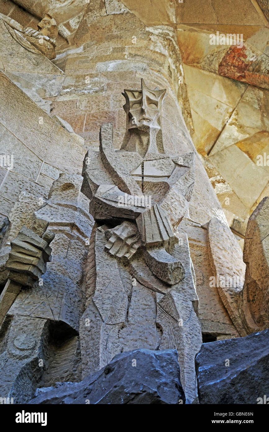 Barcelone, Espagne - 3 août 2015 : Sculpture sur façade de la passion de la basilique Sagrada Familia à Barcelone, Espagne Banque D'Images