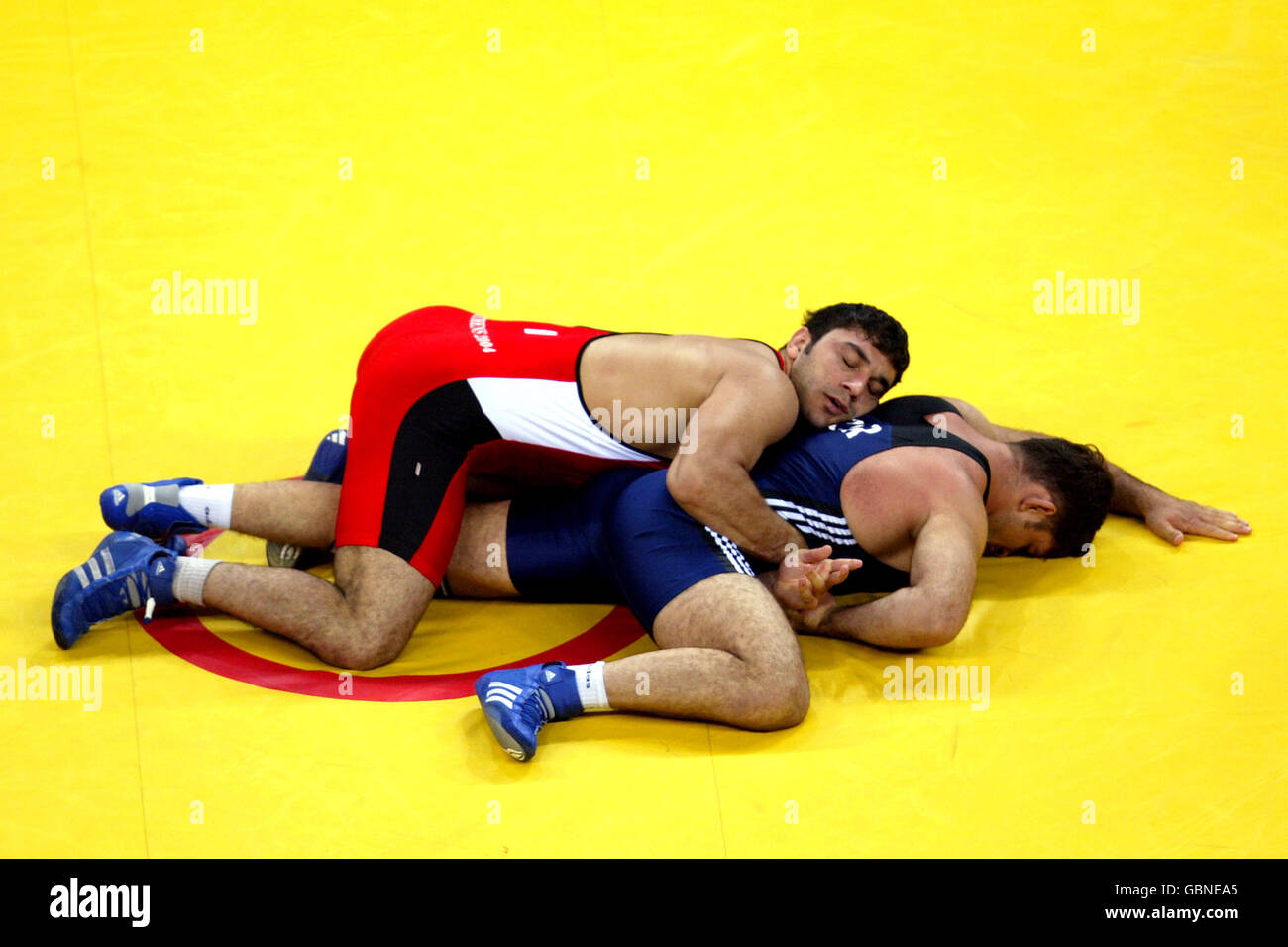 Lutte - Jeux Olympiques d'Athènes 2004 - hommes Greco-Roman 96kg - Médaille de bronze.La bataille de Masoud Hashemzadeh en Iran (rouge) et de Mehmet Ozal en Turquie (bleu) pour la médaille de bronze Banque D'Images