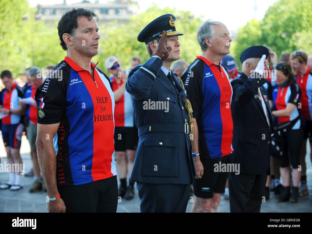 Les VIP tiennent un silence avec l'aide pour les héros les cyclistes du groupe des Frères assistent à une cérémonie de pose de couronne à l'Arc de Triomphe, Paris avant de partir à la Tour Eiffel pour terminer leur parcours de 350 km à travers la France depuis Cherbourg. Banque D'Images