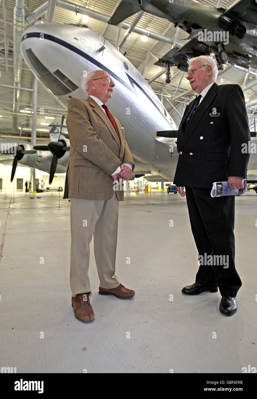 Zeke Hacke (à gauche) et Geoff Boston, tous deux de Cambridgeshire, deux anciens pilotes de la RAF de l'opération de transport aérien de Berlin pendant la Guerre froide, se tiennent sous un appareil Handley page Hastings au Duxford Airspace Museum à Duxford, Cambridgeshire. Banque D'Images