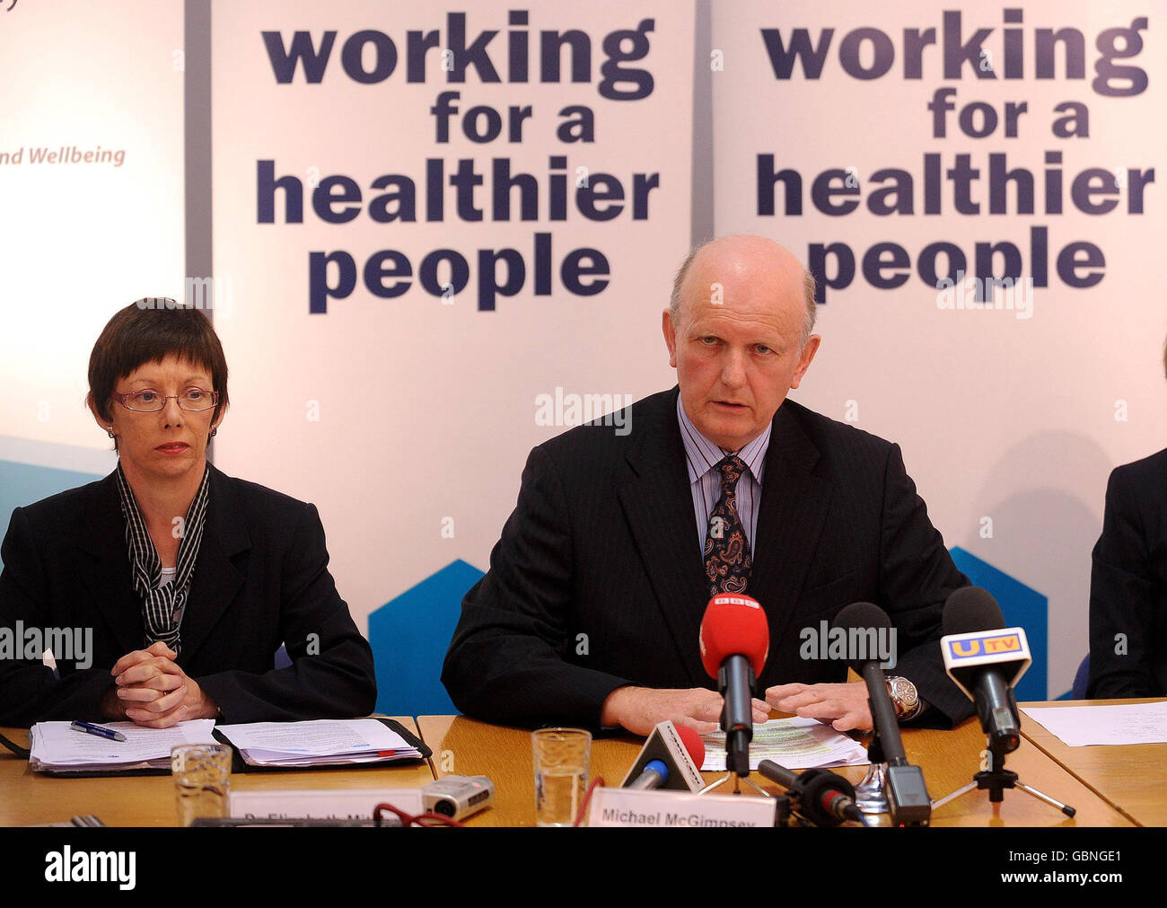Le Dr Elizabeth Mitchell (L) et le ministre de la Santé Michael McGimpsey ont pris la parole lors d'une conférence de presse au centre-ville de Belfast. Banque D'Images