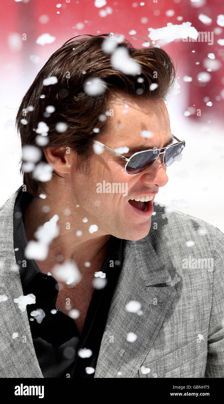 Jim Carrey marche à travers la neige fake tombant dans un photocall pour le film de Disney, 'A Christmas Carol', au 62e Festival annuel de Cannes. Banque D'Images