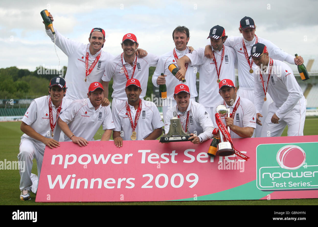 Cricket - npower second Test - cinquième jour - Angleterre / Antilles - Chester le Street. Les joueurs d'Angleterre célèbrent la victoire de la série Banque D'Images