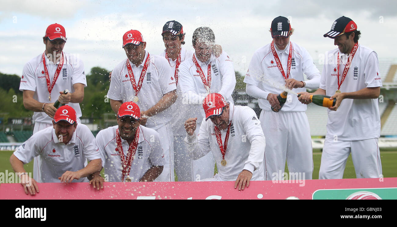 Cricket - npower second Test - cinquième jour - Angleterre / Antilles - Chester le Street. Les joueurs d'Angleterre célèbrent la victoire de la série Banque D'Images