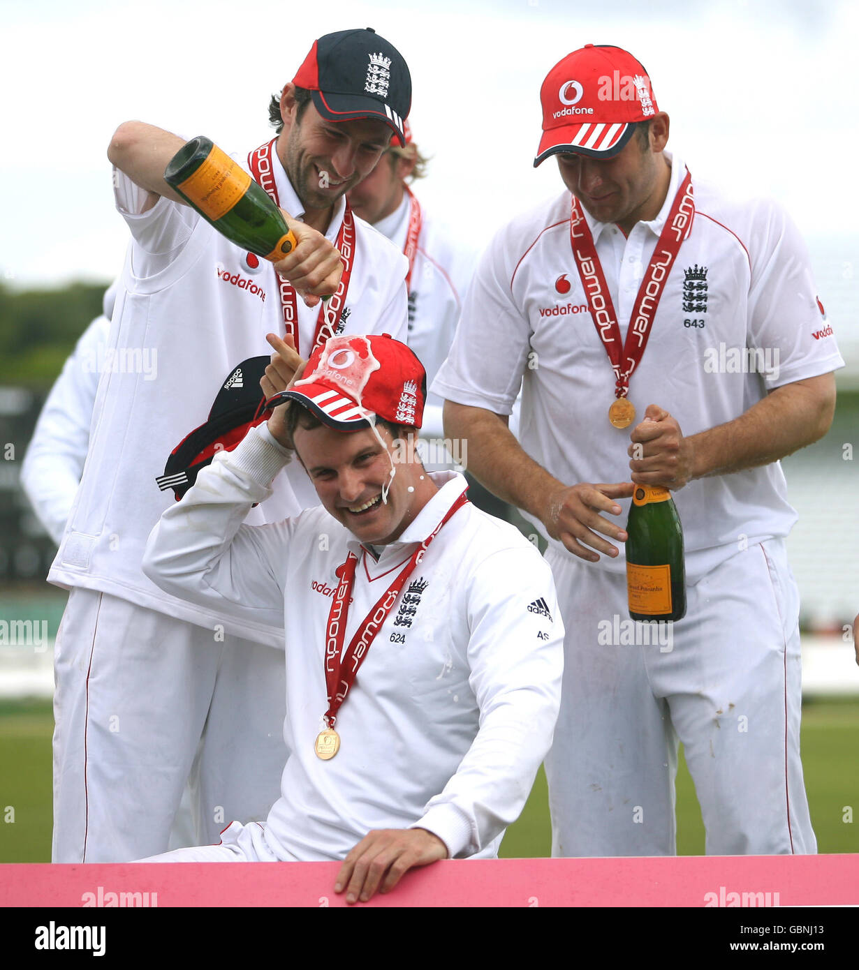 Cricket - npower second Test - cinquième jour - Angleterre / Antilles - Chester le Street.Le capitaine Andrew Strauss a versé du champagne sur sa tête alors que les joueurs d'Angleterre célèbrent la victoire de la série Banque D'Images