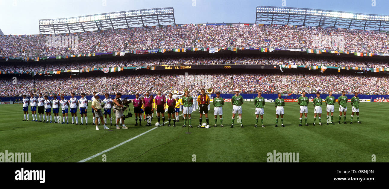 Les deux équipes (l'Italie à gauche et l'Irlande à droite) font la queue avec les officiels du match pour les hymnes nationaux. Banque D'Images