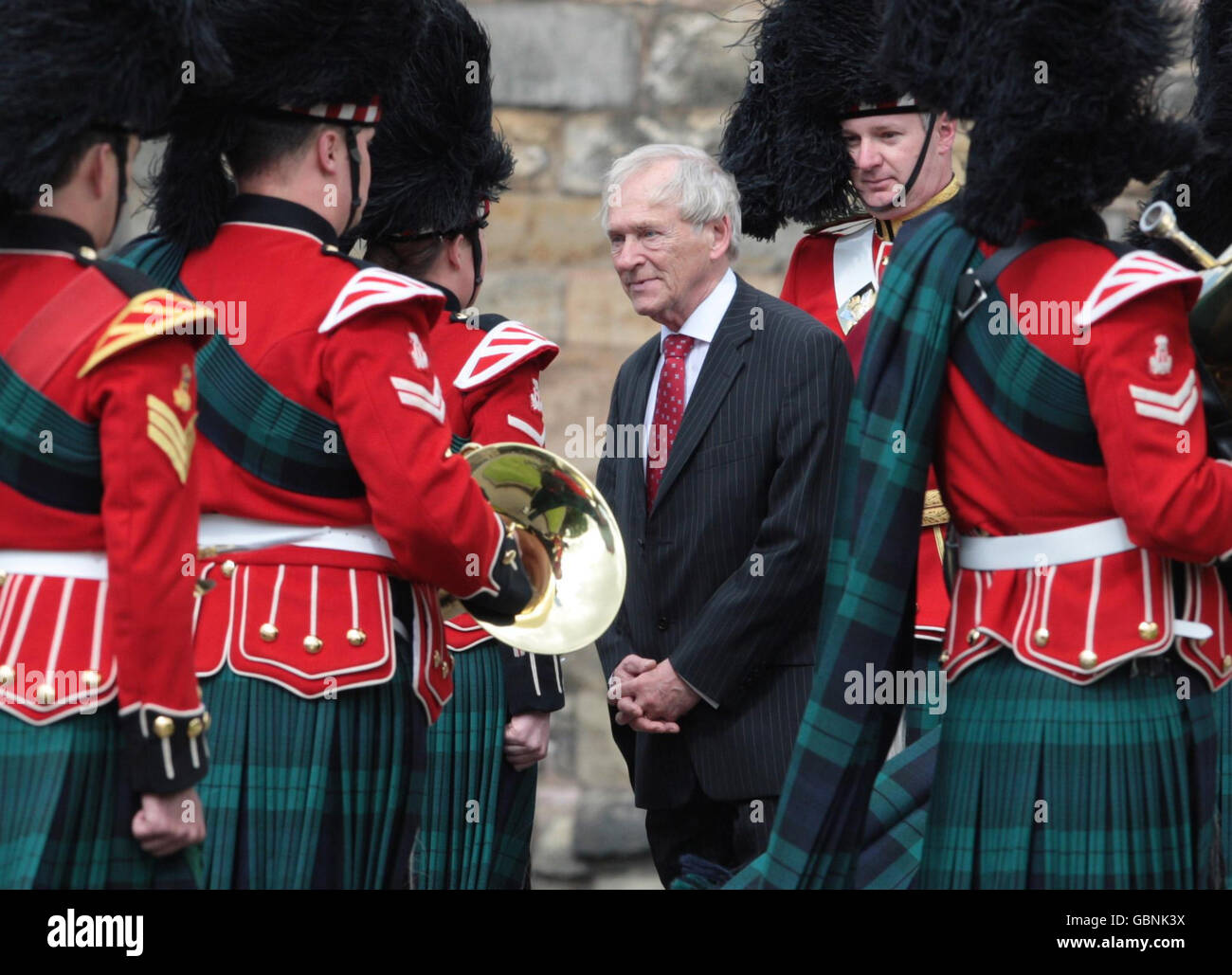 George Reid, haut-commissaire arrive au palais de Holyroodhouse pour inspecter une garde d'honneur montée par la bande du Royal Regiment, palais de piste, Édimbourg. Banque D'Images