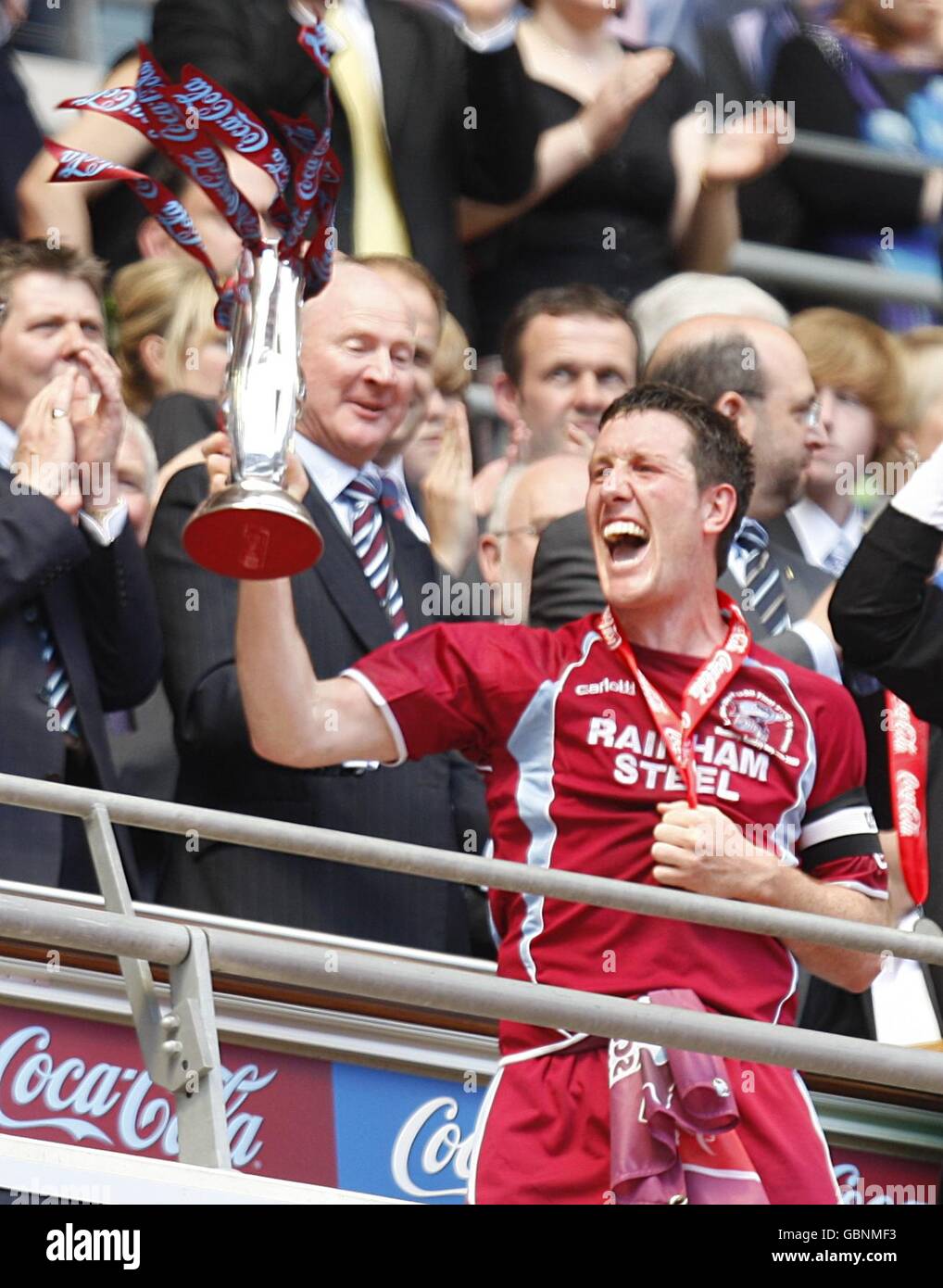 Football - Coca-Cola football League One - Play Off - final - Millwall v Scunthorpe United - Wembley Stadium.Le capitaine de Scunthorpe United Cliff Byrne (à gauche) lève le trophée après le coup de sifflet final. Banque D'Images