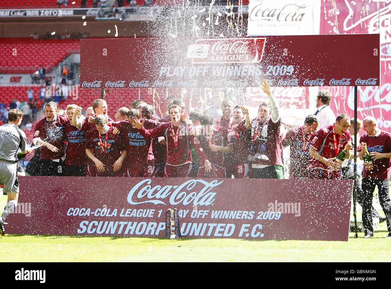 Football - Coca-Cola football League One - Play Off - final - Millwall v Scunthorpe United - Wembley Stadium.Les joueurs Unis Scunthorpe célèbrent leur promotion après le coup de sifflet final. Banque D'Images