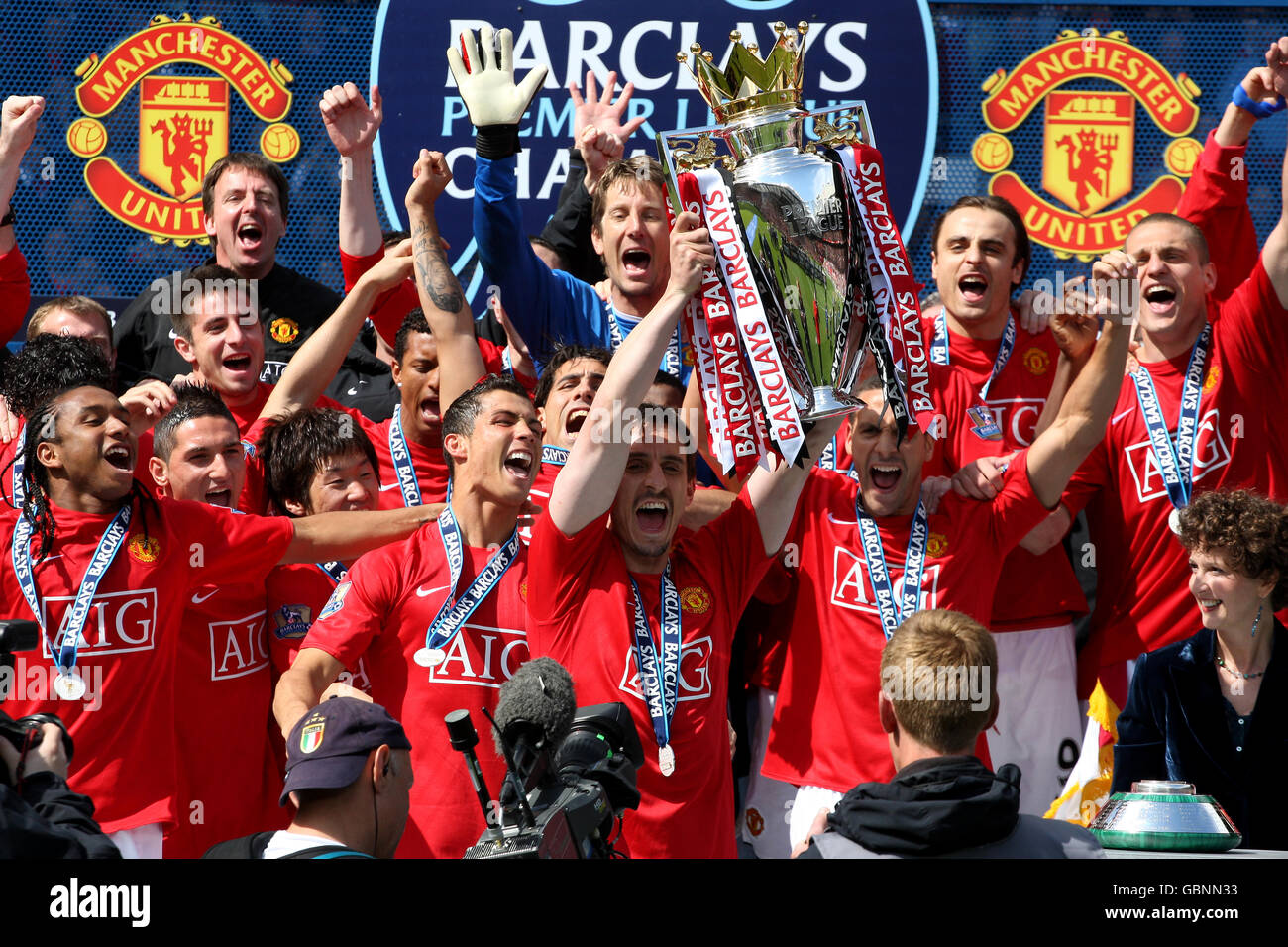 Gary Neville (au centre) de Manchester United reçoit la Barclays Premier League Trophée de Catherine Turner de Barclays (r) Banque D'Images