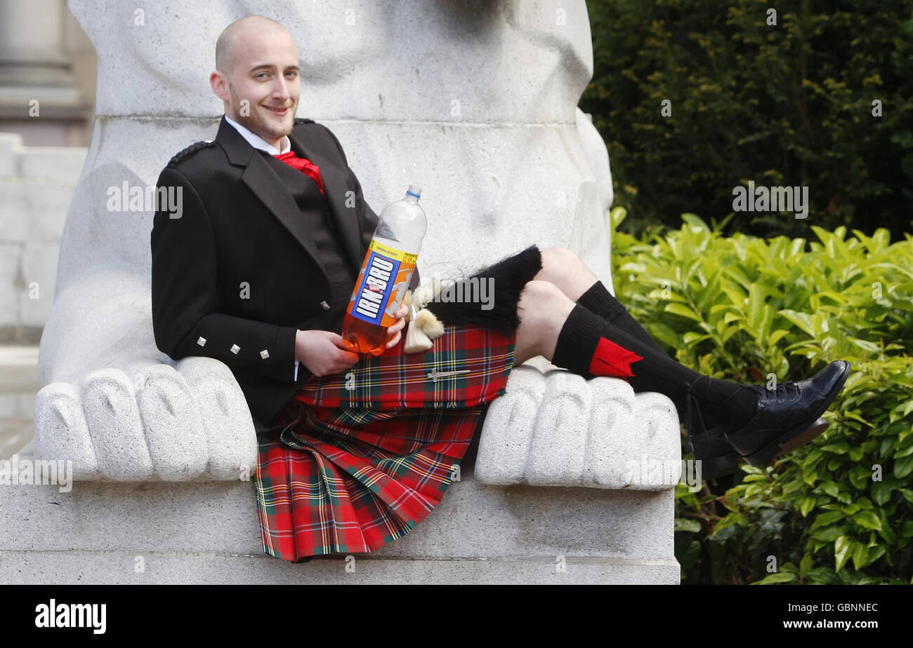 Un employé de Slanj Kiltmakers Robbie McLellan, 26 ans, avec une bouteille d'IRN-Bru, George Square, Glasgow. Banque D'Images