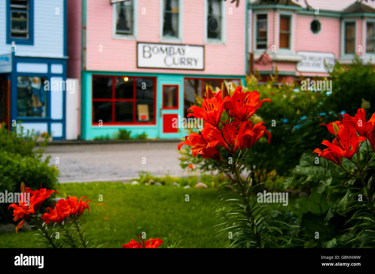 Les fleurs rouges mettent en évidence une ville touristique storefront Banque D'Images