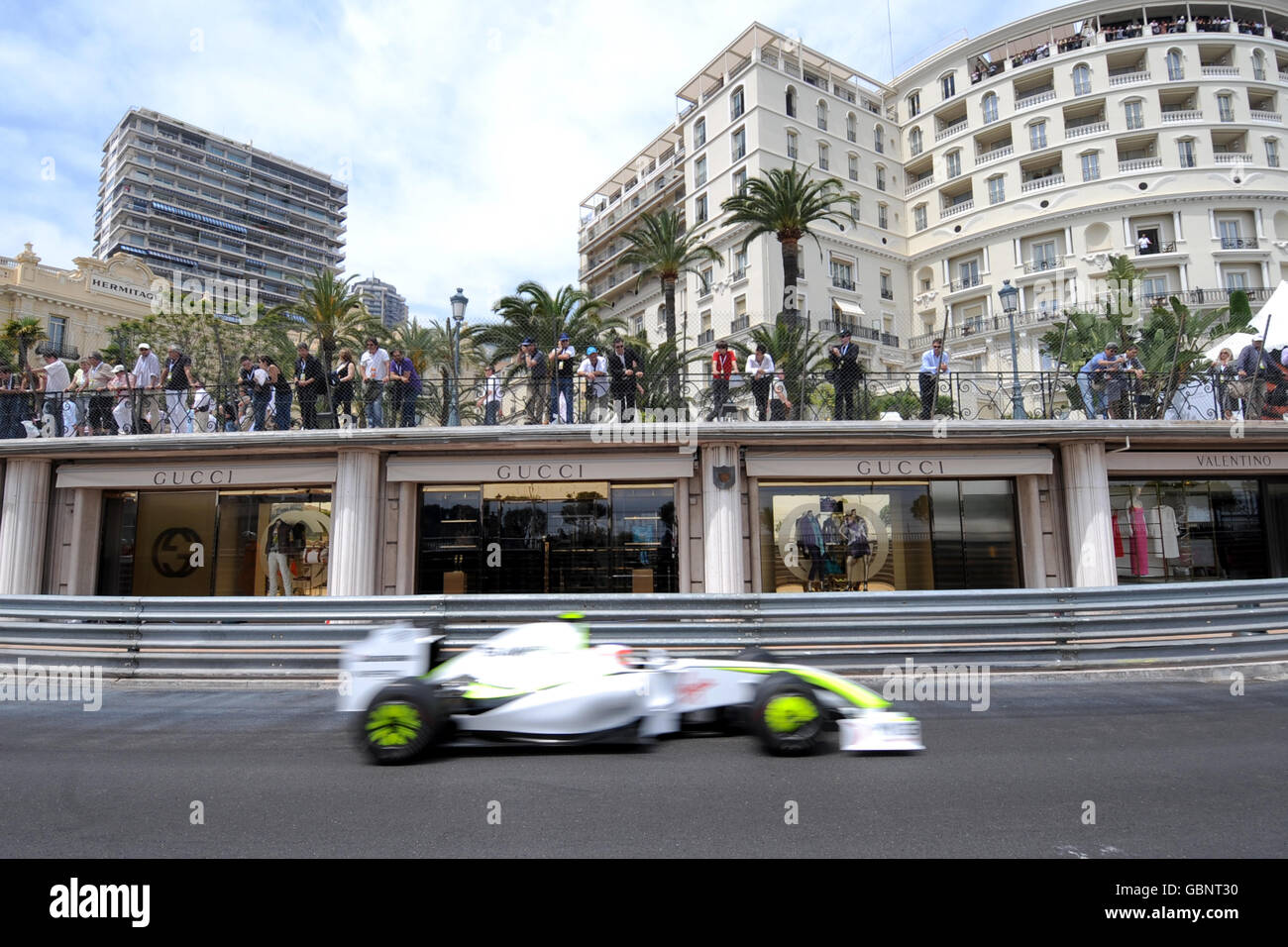 Rubens Barrichello, du groupe Brawn GP, passe devant la boutique Gucci lors  d'une séance d'entraînement au circuit de Monaco, Monte Carlo, Monaco Photo  Stock - Alamy