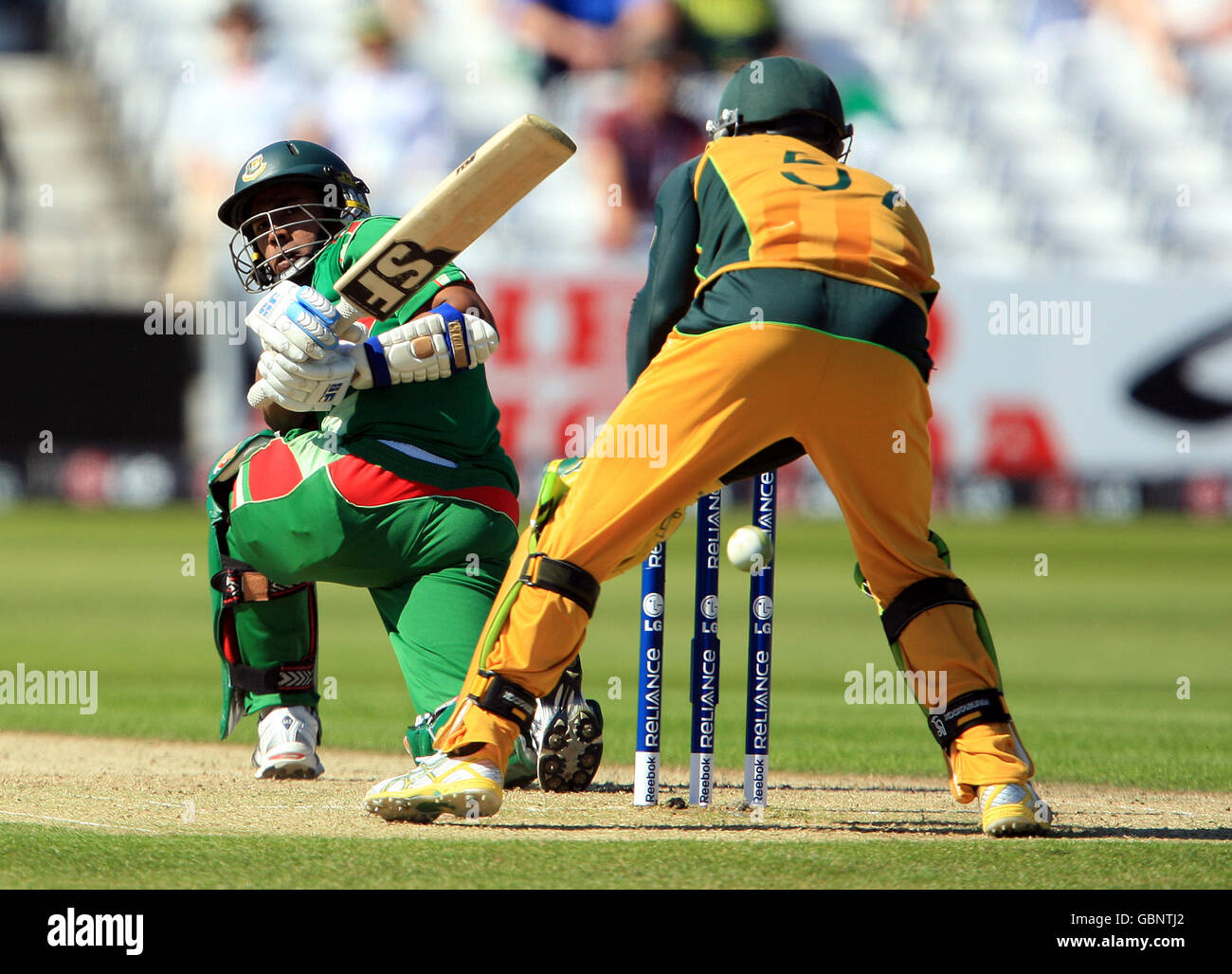 Cricket - coupe du monde ICC Twenty20 2009 - Warm Up Match - Australie v Bangladesh - Trent Bridge.Le Roqibul Hasan du Bangladesh frappe quatre personnes entre les jambes de Brad Haddin en Australie Banque D'Images