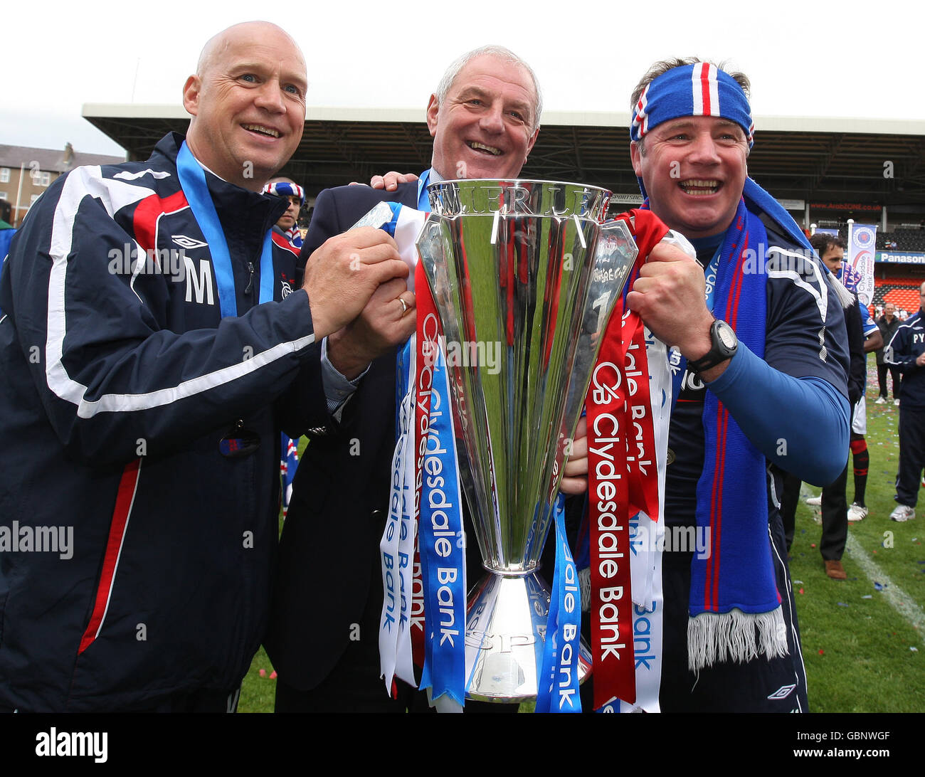 (De gauche à droite) l'entraîneur des Rangers Kenny McDowall, le gestionnaire Walter Smith et le gestionnaire adjoint Ally McCoist célèbrent le trophée Banque D'Images