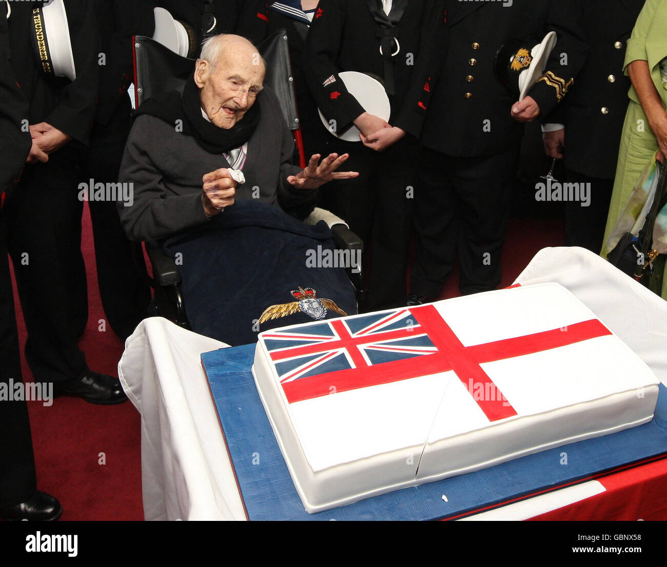 Le plus ancien homme de Grande-Bretagne, et le plus ancien vétéran de la première Guerre mondiale Henry Allingham, célèbre son 113e anniversaire lors d'une fête organisée par la Royal Navy, au Président du HMS à Londres. Banque D'Images