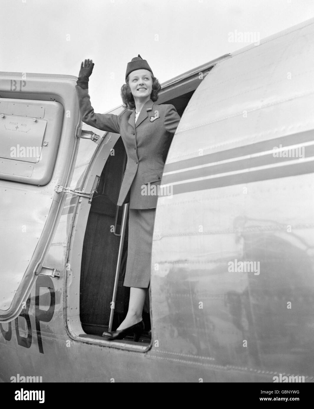 Susan Cramsie, hôtesse de British European Airways, âgée de 26 ans à l'aéroport de Northolt.Elle a été grièvement blessée lorsqu'une bombe a explosé dans un avion de ligne Viking à Paris. Banque D'Images