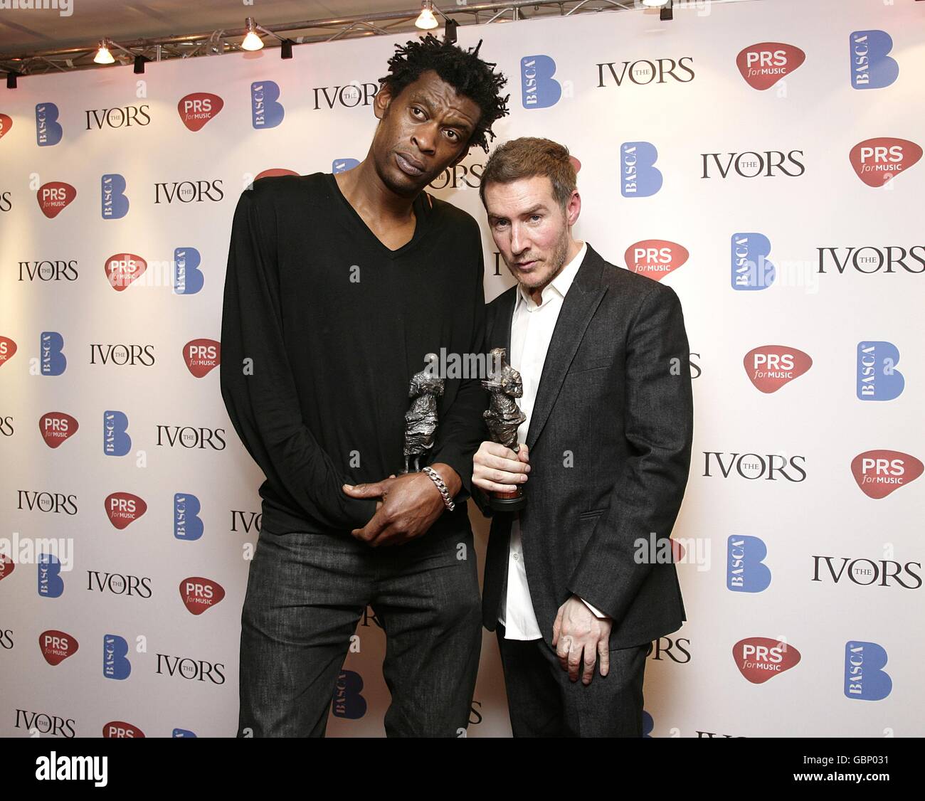 Daddy G (à gauche) et Robert Del Naja d'attaque massive avec la contribution à la British Music Award, aux 54ème Ivor Novello Awards à la Grosvenor House, Park Lane Londres. Banque D'Images