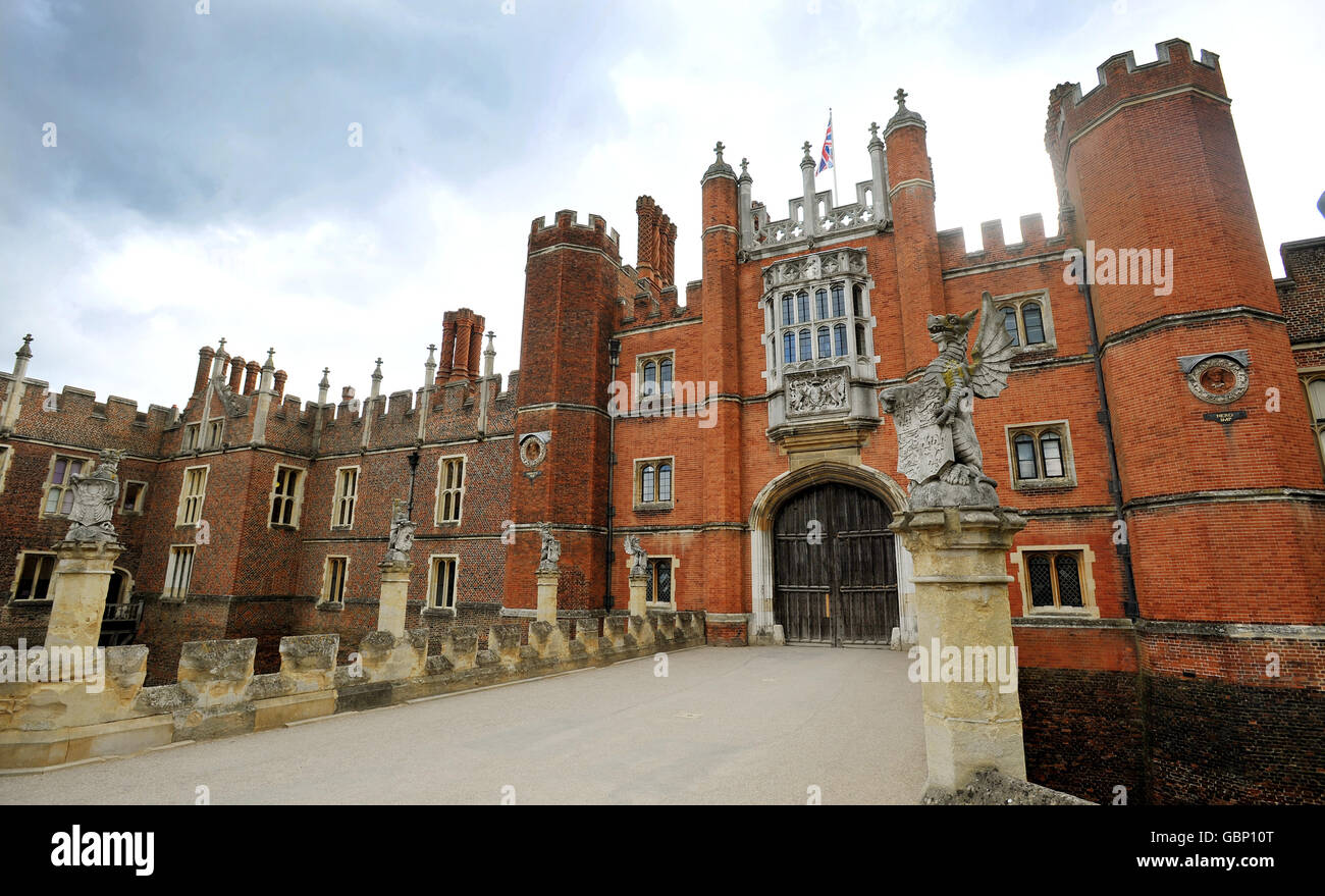 Une vue générale de l'entrée principale du palais de Hampton court à Surrey, le palais préféré du roi Henri VIII Banque D'Images